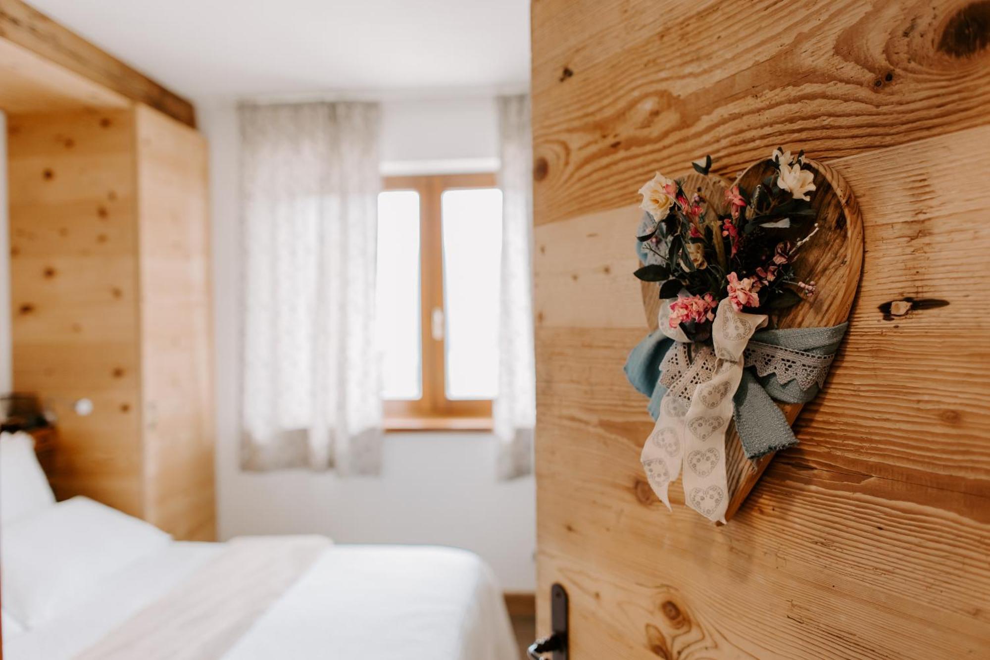 Fra Rose E Mughi Bed & Breakfast โดเม็จเจ ดิ กาโดเร ภายนอก รูปภาพ