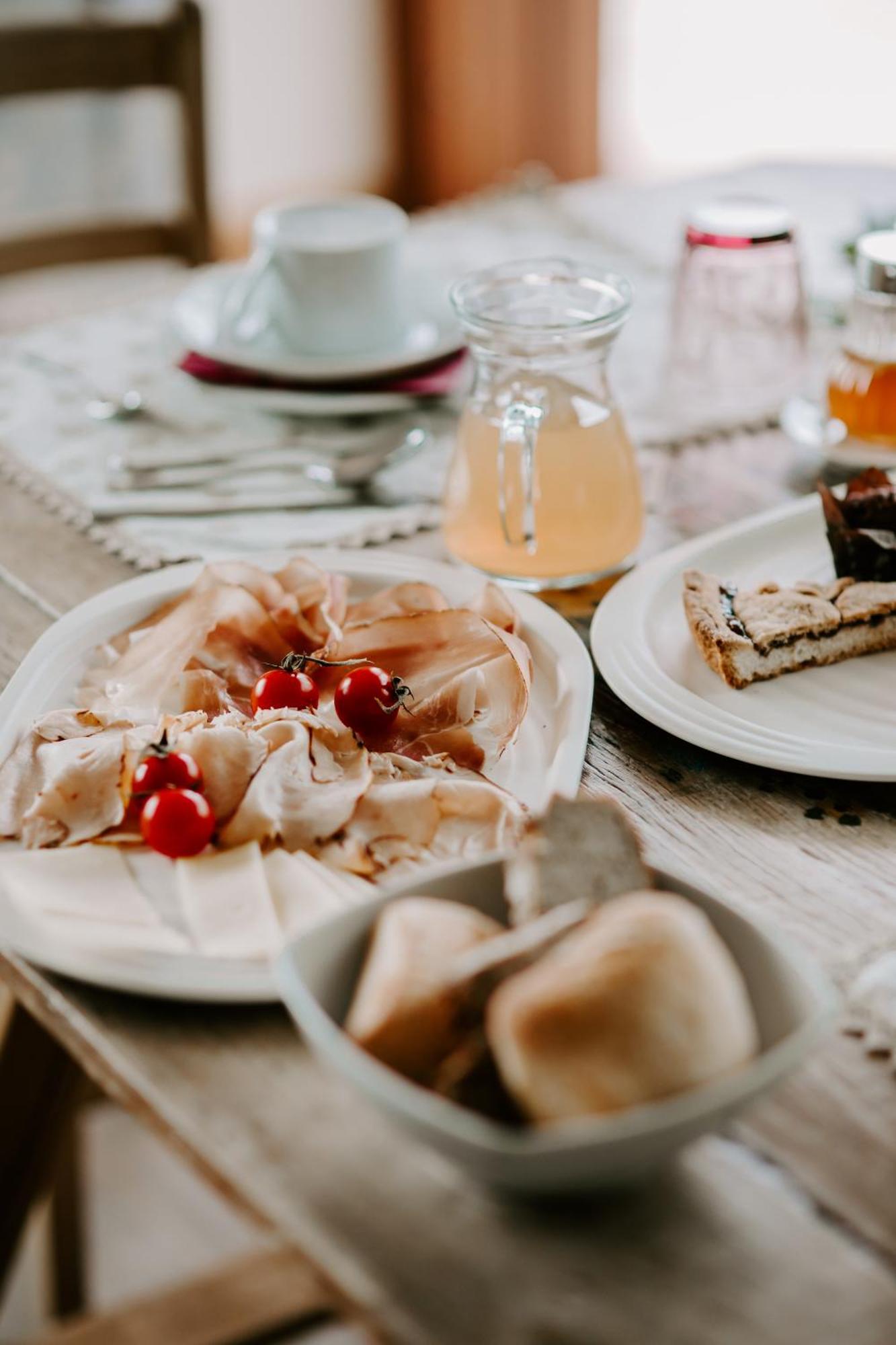 Fra Rose E Mughi Bed & Breakfast โดเม็จเจ ดิ กาโดเร ภายนอก รูปภาพ