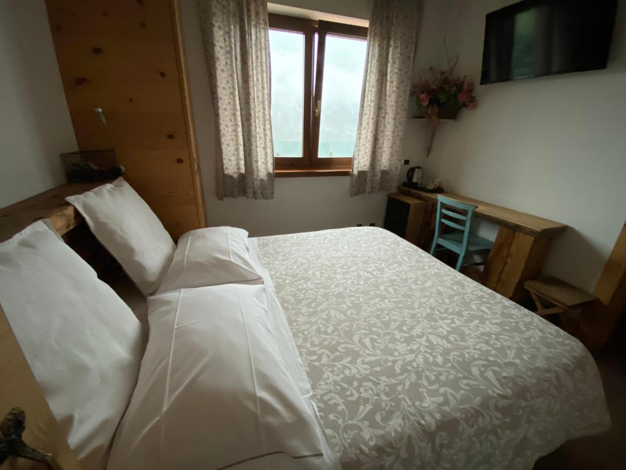 Fra Rose E Mughi Bed & Breakfast โดเม็จเจ ดิ กาโดเร ภายนอก รูปภาพ