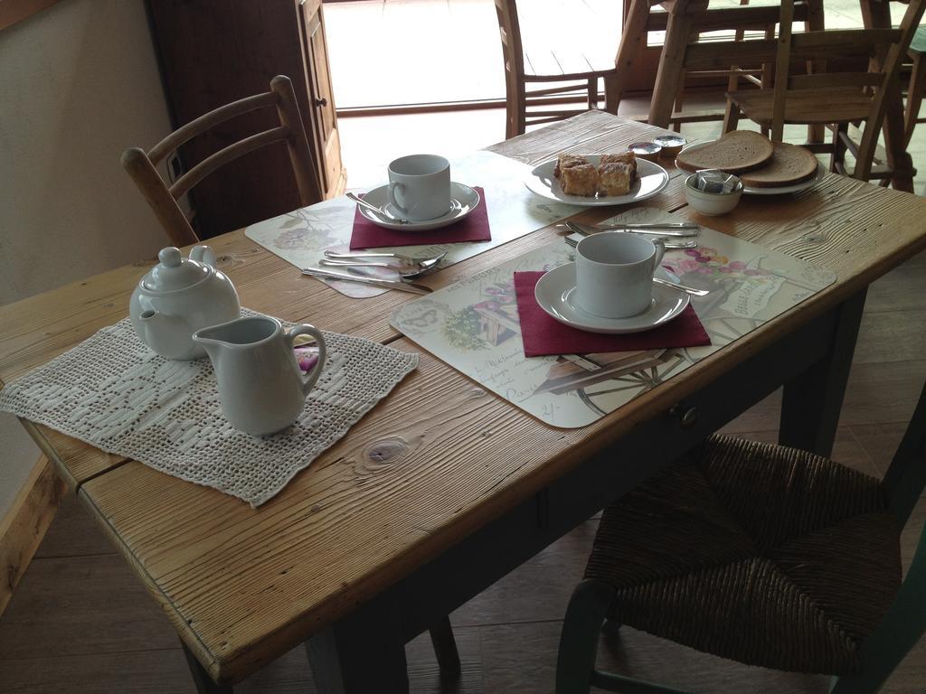 Fra Rose E Mughi Bed & Breakfast โดเม็จเจ ดิ กาโดเร ภายนอก รูปภาพ
